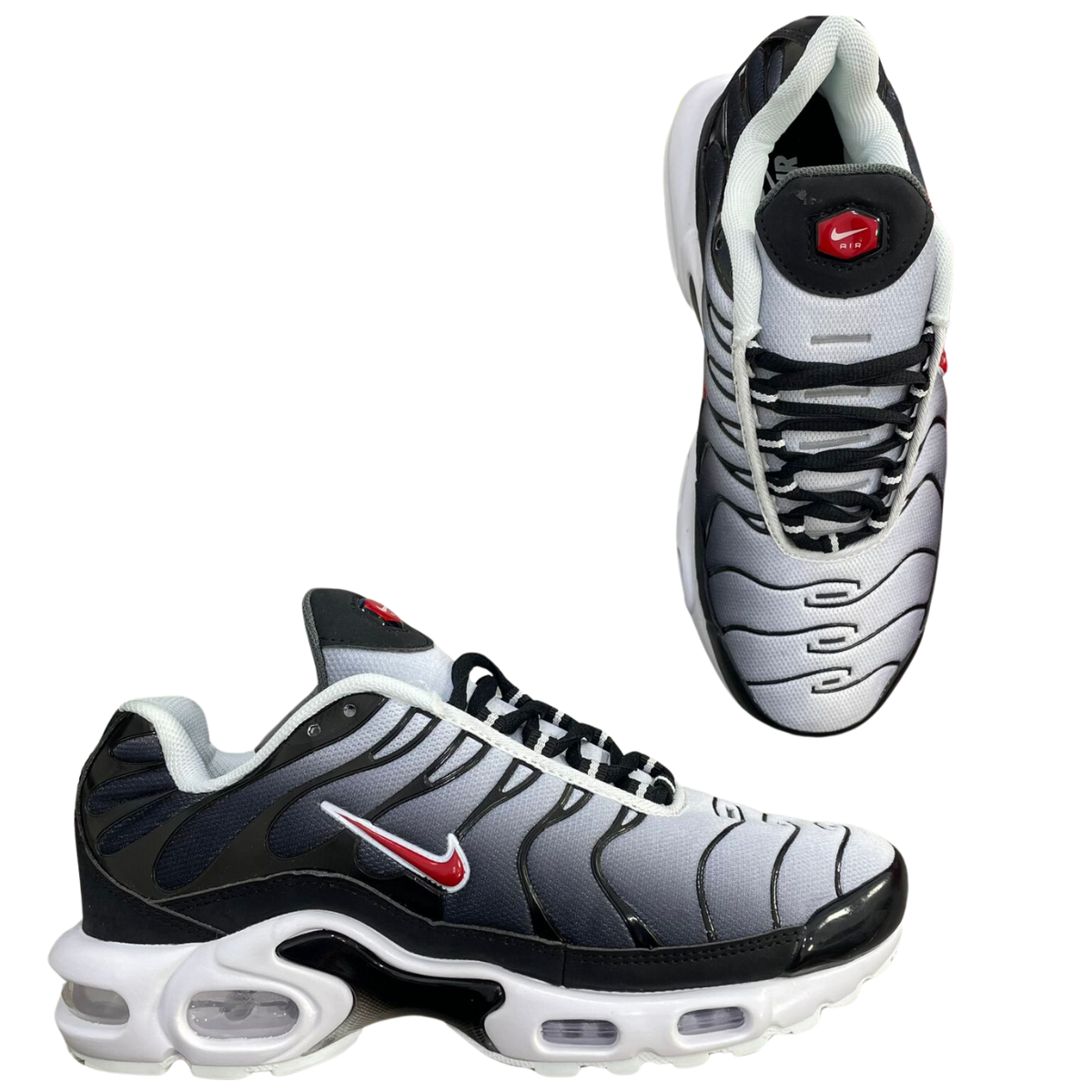 Zapatillas Nike Air Max TN Plus Hombre: La Mejor Opción para Estilo y Comodidad. Si estás buscando el calzado perfecto que combine estilo, comodidad y rendimiento, las zapatillas Nike Air Max TN Plus hombre son la opción ideal para ti. En Onlineshoppingcenterg, entendemos que al comprar zapatillas, no solo buscas un par para caminar, sino también una declaración de moda. En este artículo, te ayudaremos a descubrir por qué estas zapatillas son una inversión inteligente, cómo elegir el modelo perfecto para ti, y cómo puedes aprovechar las ofertas disponibles en nuestra tienda.  ¿Por qué Elegir Zapatillas Nike Air Max TN Plus Hombre? Las zapatillas Nike Air Max TN Plus son icónicas por varias razones. Lanzadas por primera vez en 1998, este modelo ha capturado la atención de atletas y amantes de la moda urbana por igual. Pero, ¿qué hace que las Nike TN sean tan especiales?  1. Tecnología Tuned Air Una de las principales razones por las que los usuarios eligen las Nike Air Max TN Plus es la tecnología Tuned Air. Esta innovación se basa en proporcionar una amortiguación precisa en las zonas donde el pie más lo necesita, reduciendo el impacto de cada pisada y mejorando la estabilidad. Ideal para hombres que buscan zapatillas no solo para el día a día, sino también para actividades deportivas o largas caminatas.  2. Diseño Atemporal El diseño de las Nike Air Max TN Plus es simplemente único. Su distintiva estética con líneas fluidas en la parte superior y una suela visible de Air Max las convierte en un modelo reconocible al instante. Ya sea que elijas las clásicas Nike TN blancas o las elegantes Nike TN negras, estarás garantizando un estilo que nunca pasa de moda.  3. Variedad de Colores y Modelos En Onlineshoppingcenterg, ofrecemos una amplia variedad de Nike Air Max Plus TN, desde los clásicos modelos como el Nike TN Plus 3 hasta las versiones más recientes como las Nike Air Max Plus TN Ultra. Puedes encontrar opciones que se adapten a tu personalidad y estilo de vida, asegurándote de tener el par perfecto para cualquier ocasión.